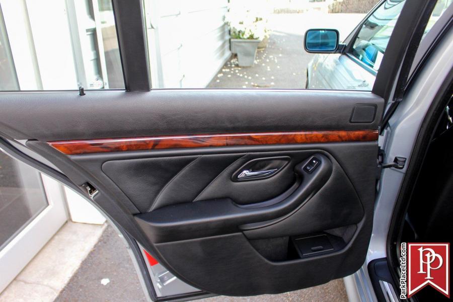 Детали интерьера BMW 540i Sedan (E39) 1998 года  (фото 20 из 50)